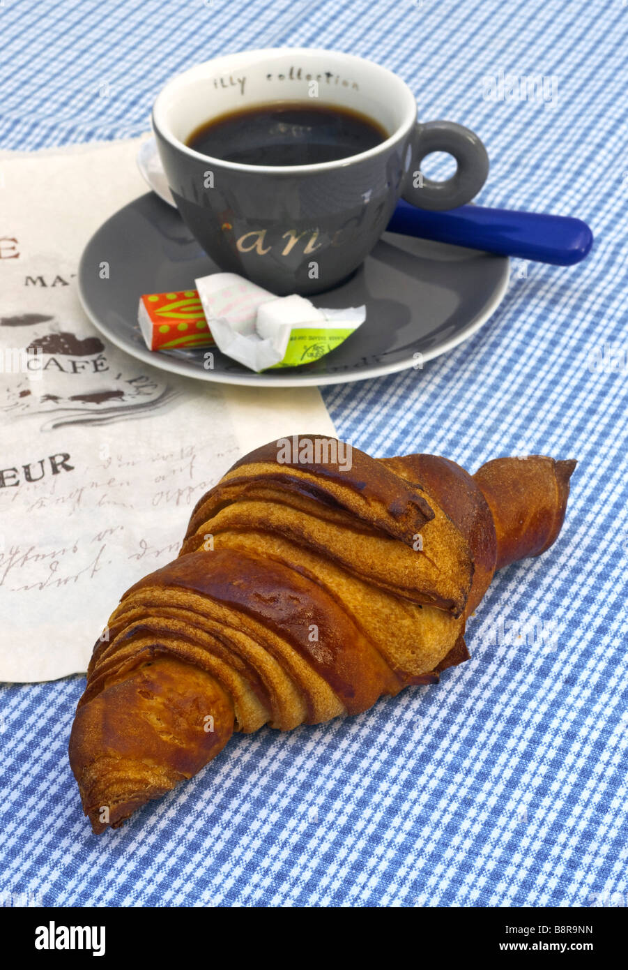 Frische Croissant und Kaffee - Frankreich. Stockfoto