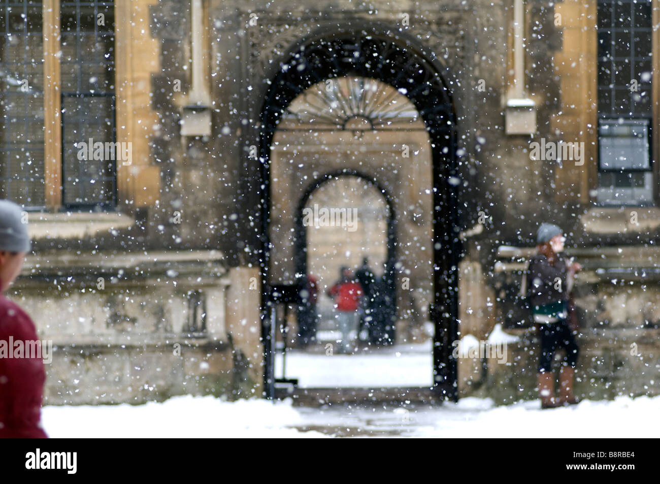 Schnee macht Bodlean Bibliothek mehr verführerisch den Teppich 2009 die klassischen Farben des Steins bringt in Oxford zu arbeiten Stockfoto