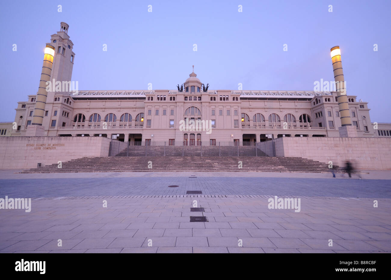 Olympische stadion lluis companys hauptfassade skulpturen Fotos und