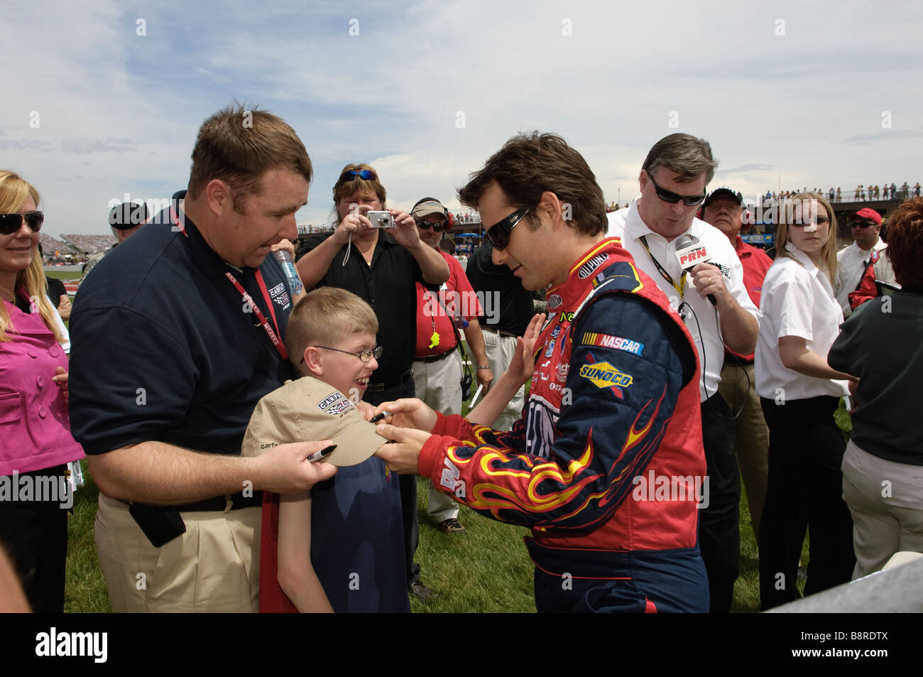 NASCAR Sprint Cup-Fahrer Jeff Gordon Autogramme einen Hut beim LifeLock 400 Rennen in Michigan International Speedway 2008. Stockfoto