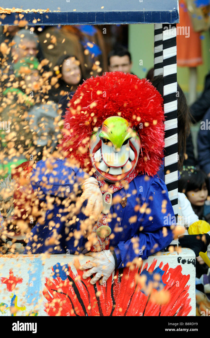 Parade der maskierten Menschen während des Karnevals in Basel, Schweiz. Stockfoto