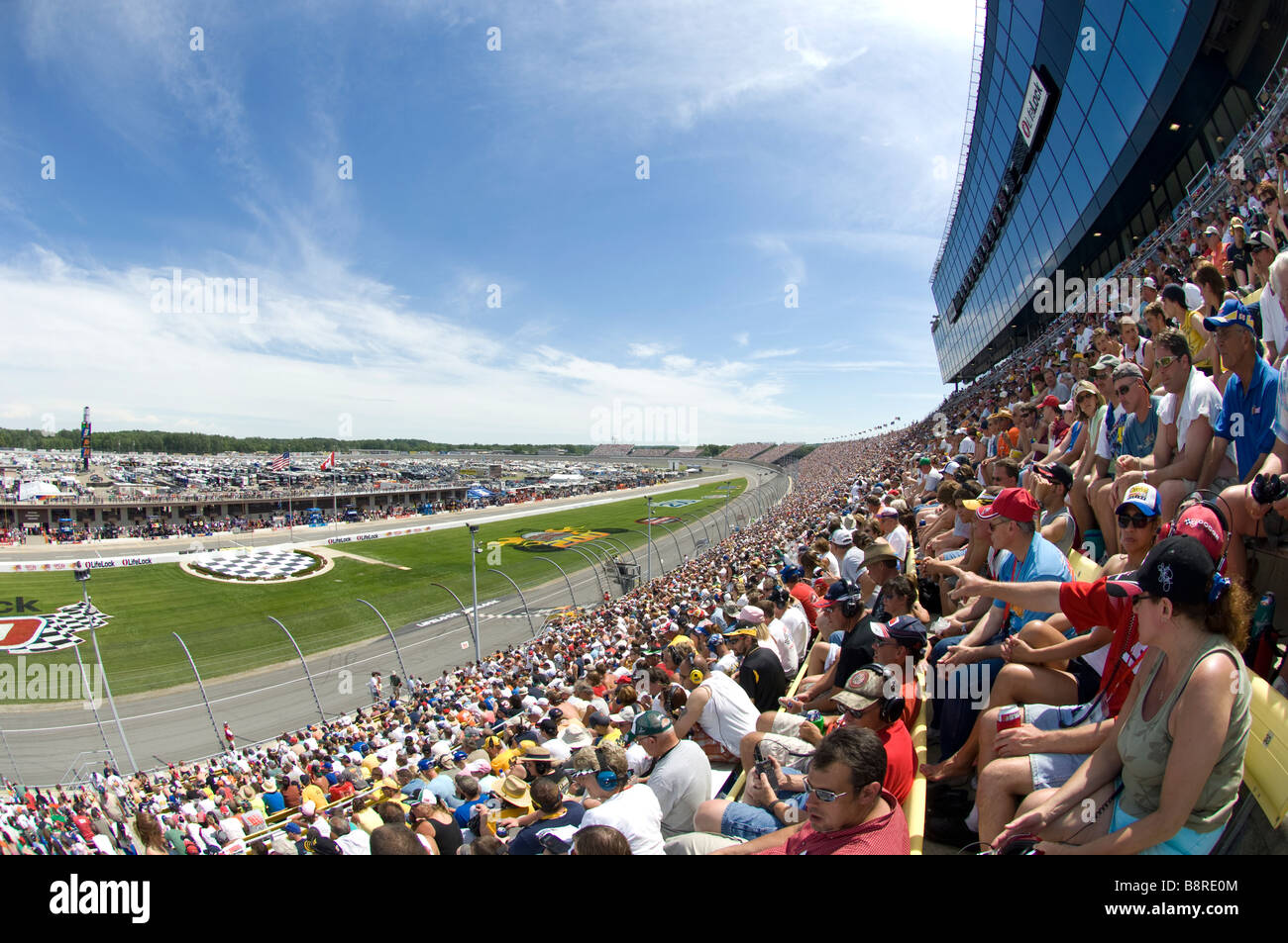 Fans auf den Tribünen an den LifeLock 400 NASCAR-Rennen auf dem Michigan International Speedway, 2008. Stockfoto