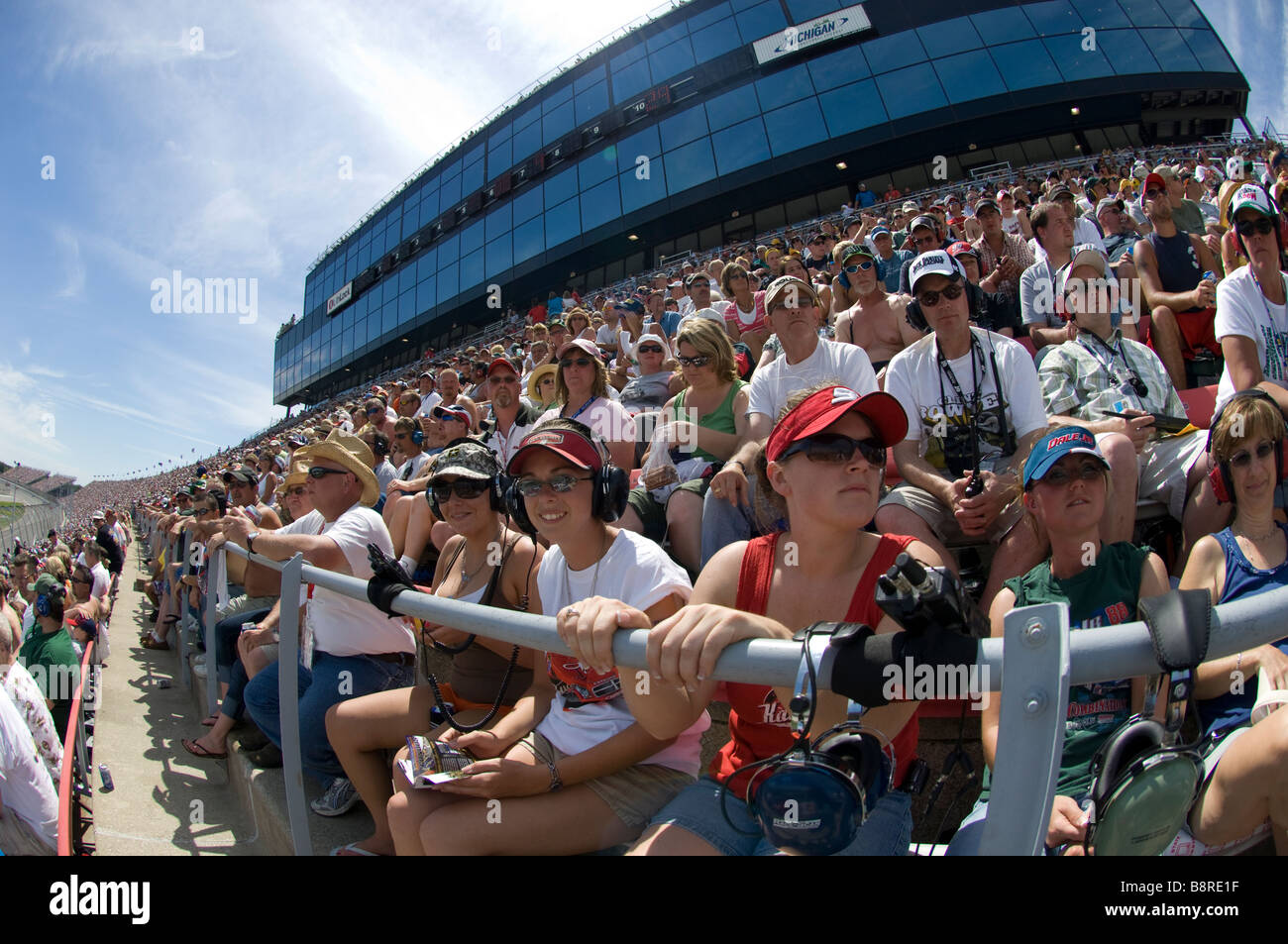 Fans auf den Tribünen an den LifeLock 400 NASCAR-Rennen auf dem Michigan International Speedway, 2008. Stockfoto