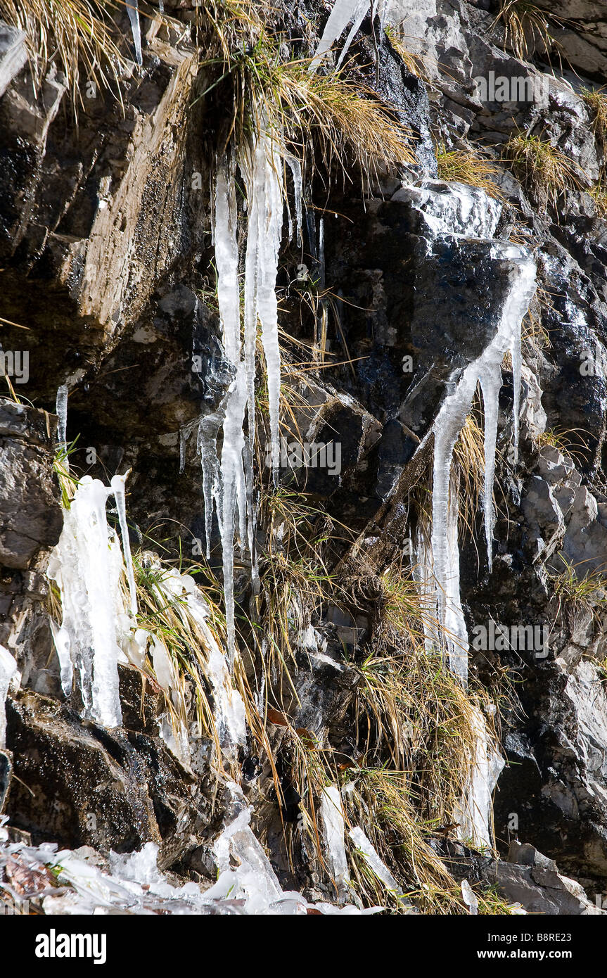 Einige Eisformationen auf einer Felswand Stockfoto