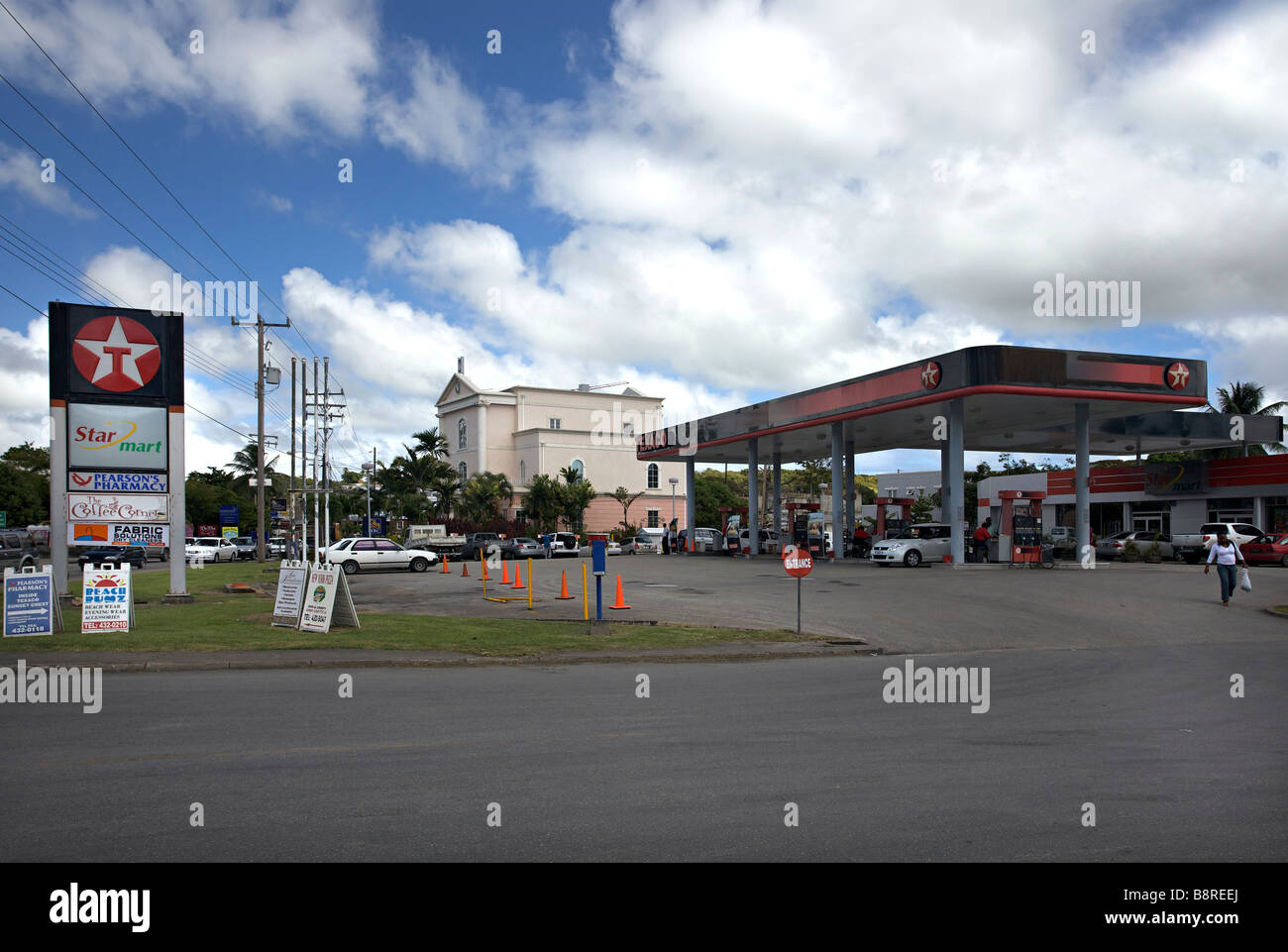 Texaco-Tankstelle und Lebensmittelgeschäft in Holetown, "West Coast" von Barbados, St. James Parish Stockfoto