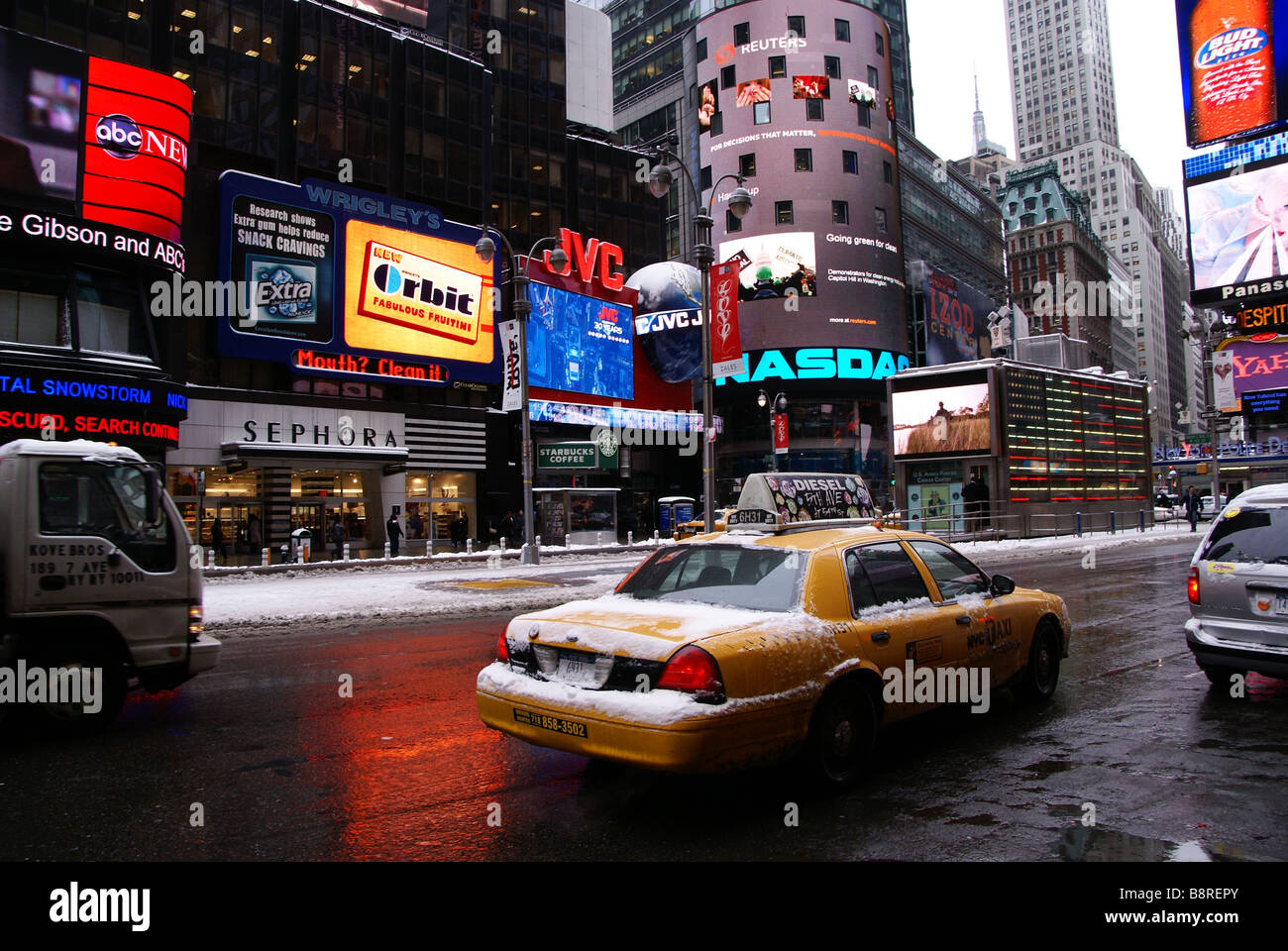Gelbes Taxi am Times Square kurz nach einem Schneesturm Stockfoto