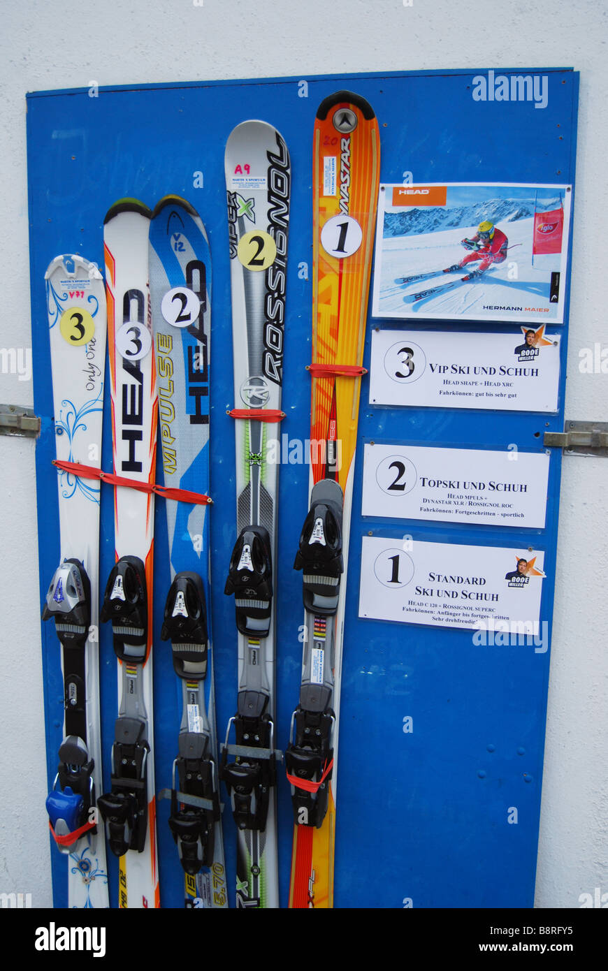 verschiedene Arten von Skiern anzeigen außerhalb Skiverleih Mayrhofen Österreich Stockfoto