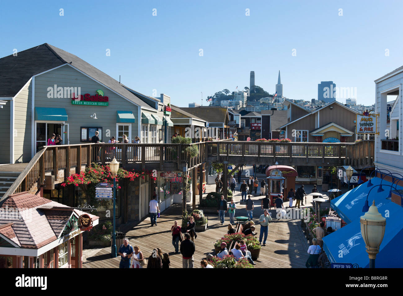 Pier 39 mit Blick auf Telegraph Hill, der Coit Tower und dem Geschäftsviertel, Fishermans Wharf, San Francisco, Kalifornien Stockfoto