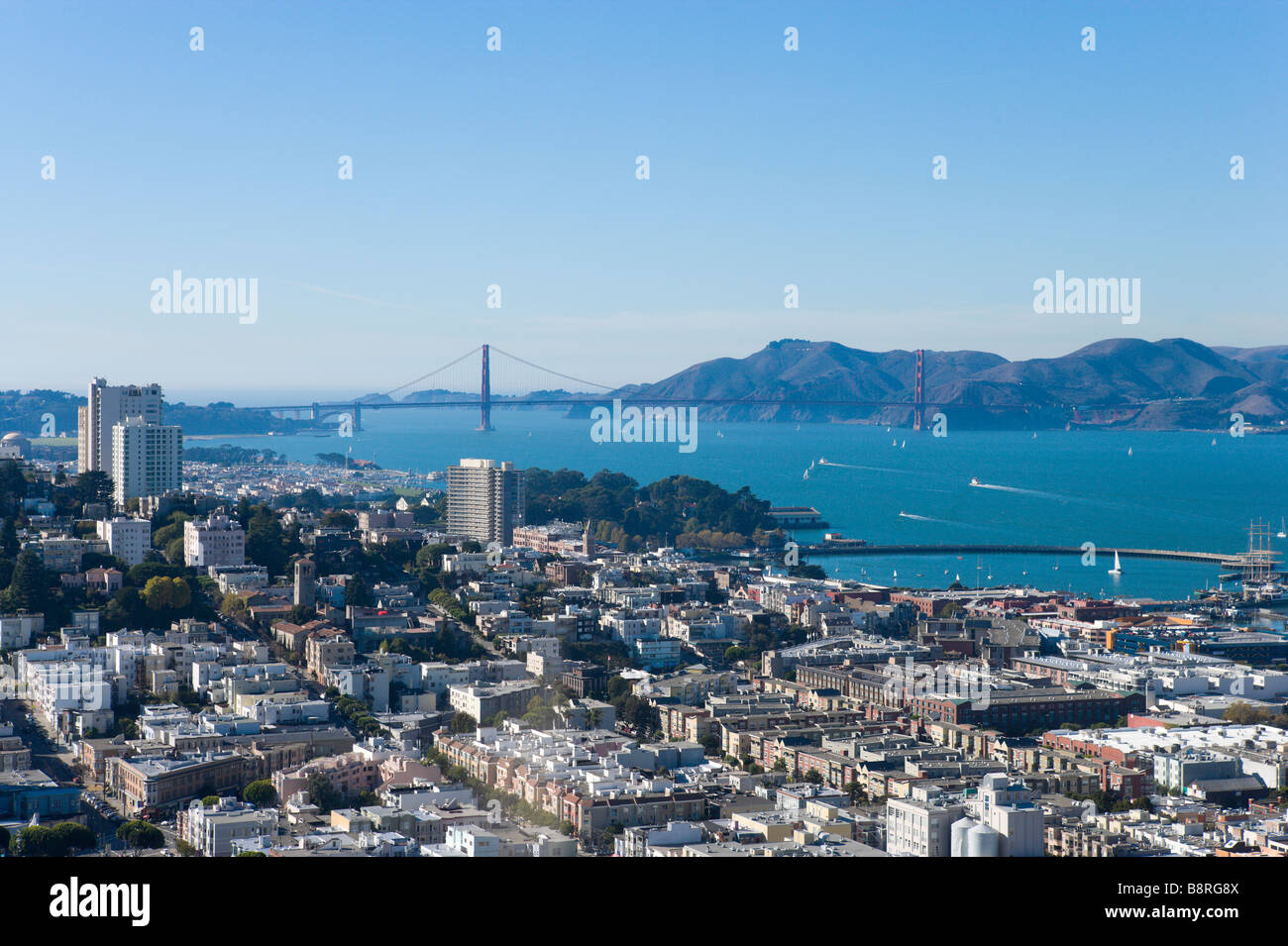 Blick Richtung Fishermans Wharf und die Golden Gate Bridge von der Spitze der Coit Tower, Telegraph Hill, San Francisco, Kalifornien Stockfoto