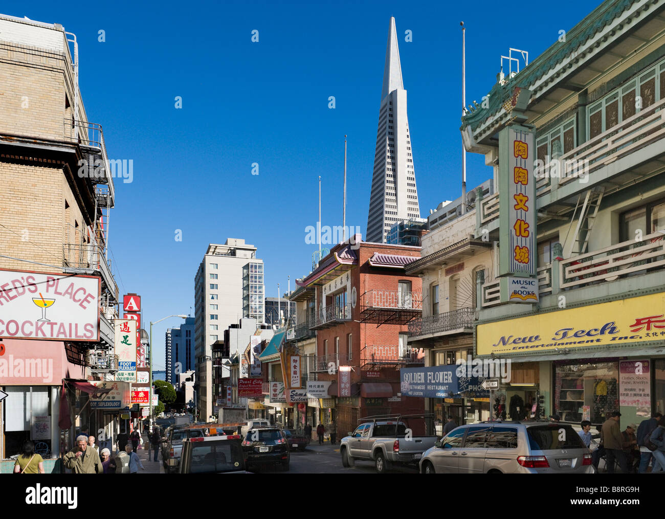 Geschäfte und Restaurants in der Jackson Street in Chinatown (mit der Transamerica Pyramid hinter), San Francisco, Kalifornien Stockfoto