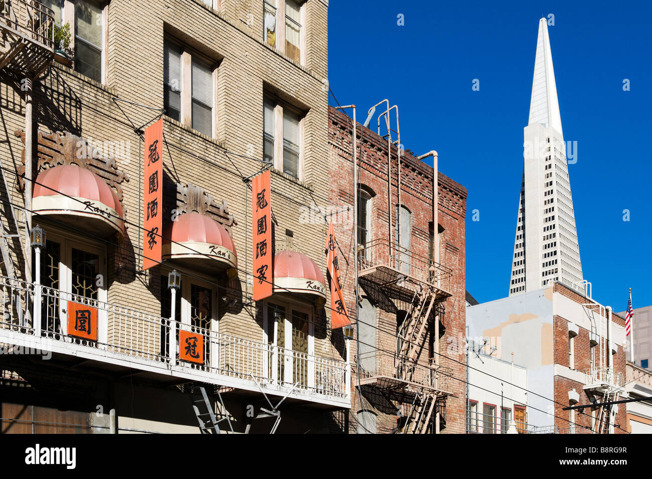Restaurant in Chinatown mit der Transamerica Pyramid hinter, San Francisco, Kalifornien Stockfoto