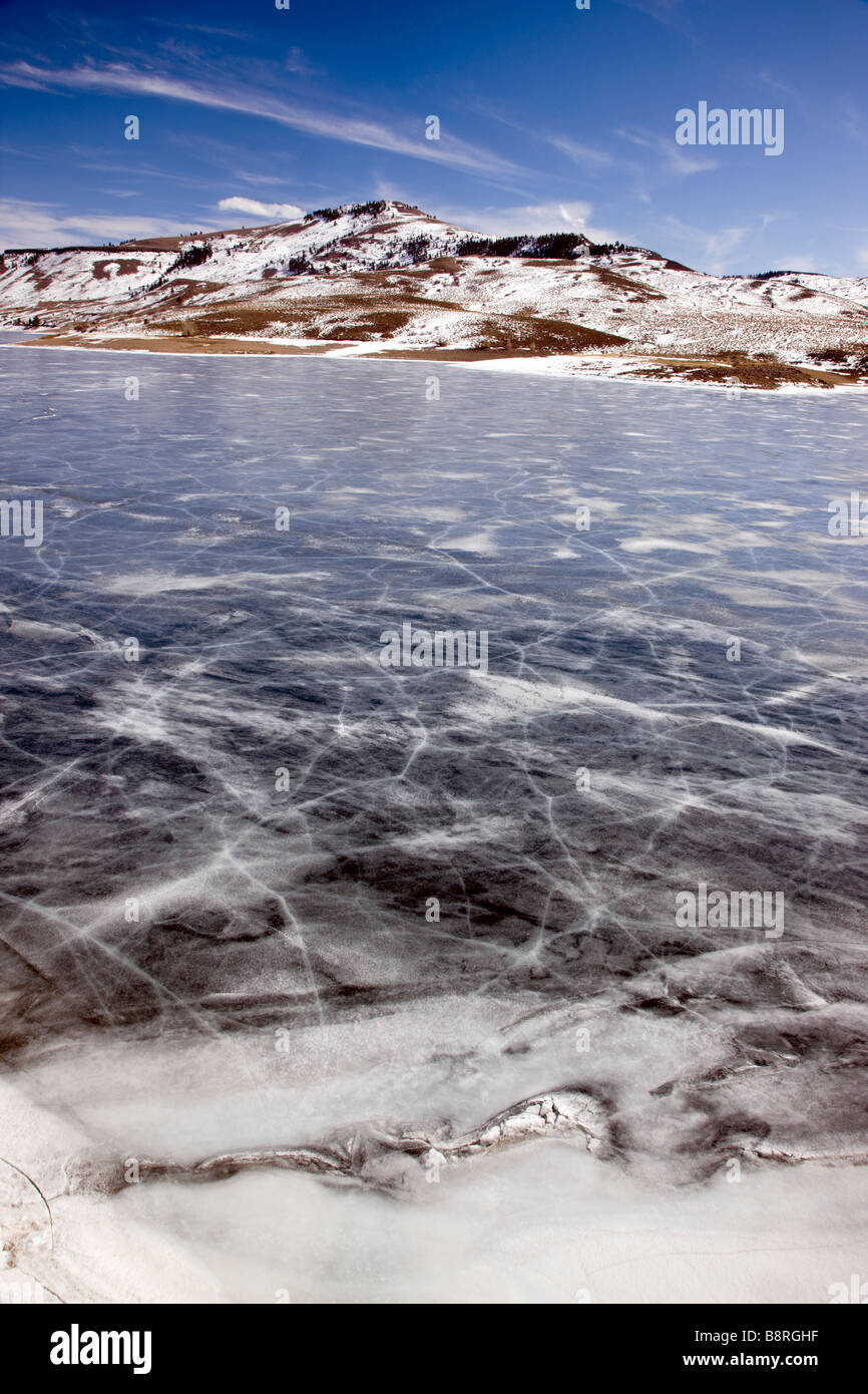 Winter-Blick auf das gefrorene Eis am Blue Mesa Reservoir, Curecanti National Recreation Area, Colorado, USA Stockfoto