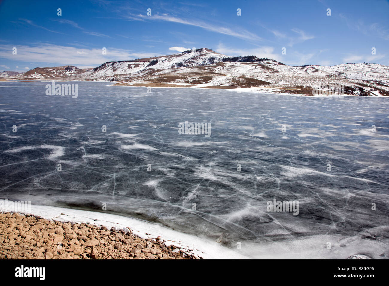 Winter-Blick auf das gefrorene Eis am Blue Mesa Reservoir, Curecanti National Recreation Area, Colorado, USA Stockfoto