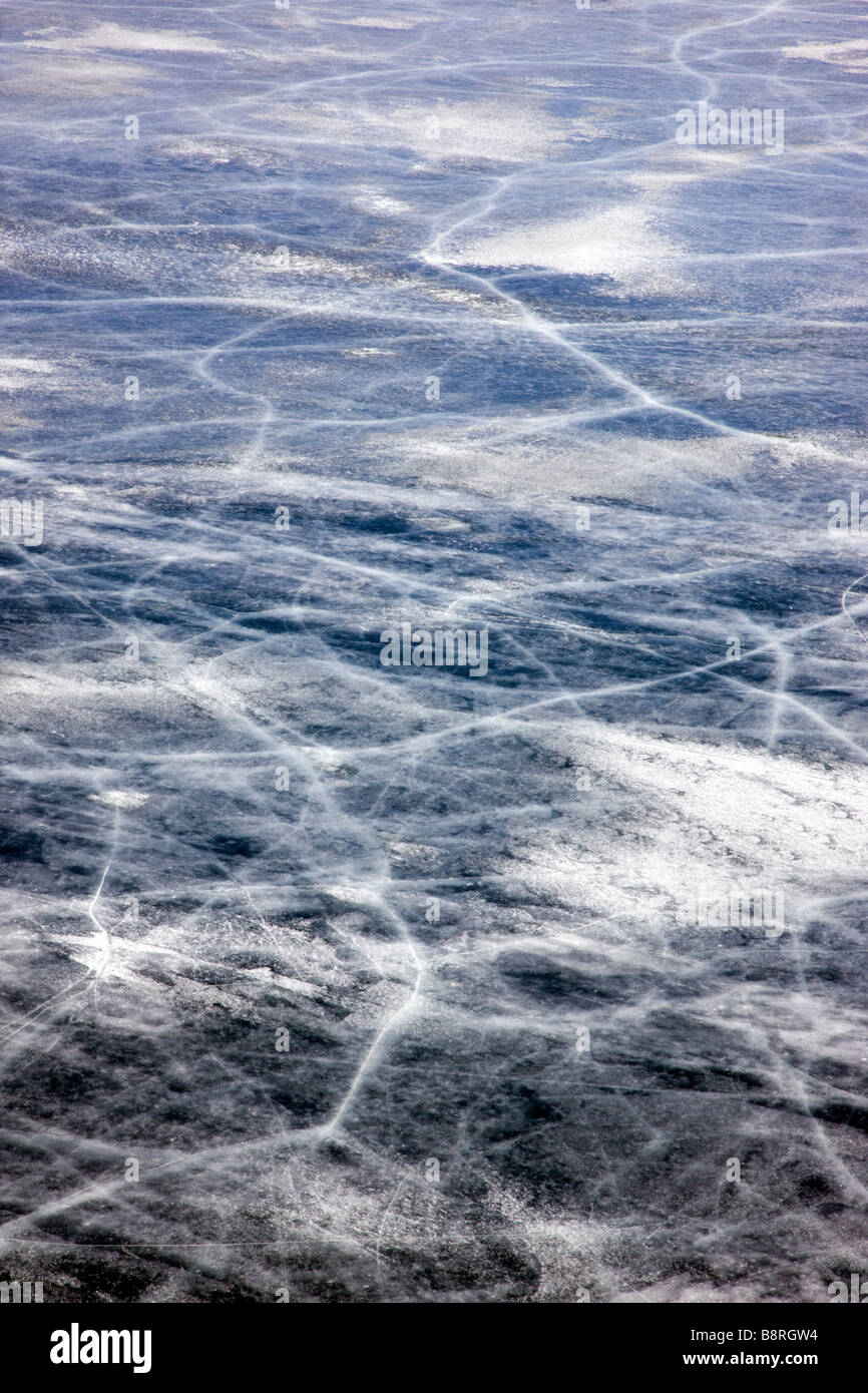 Winter-Blick auf das gefrorene Eis am Blue Mesa Reservoir, Curecanti National Recreation Area, Colorado, USA Stockfoto