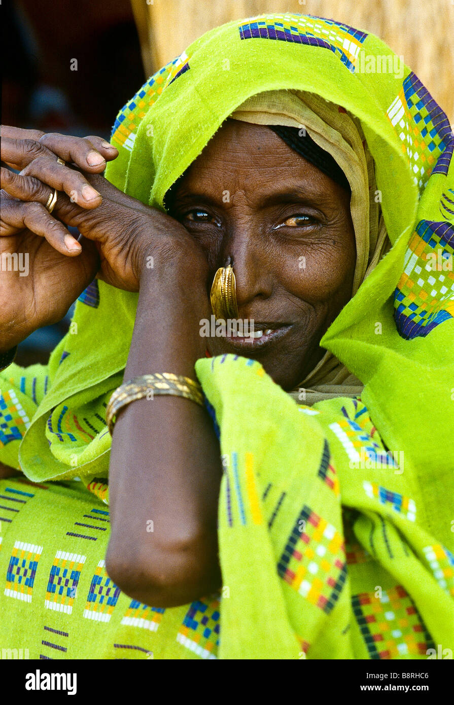 Eine sudanesische Frau auf einem Markt in Khartum wartet Stockfoto