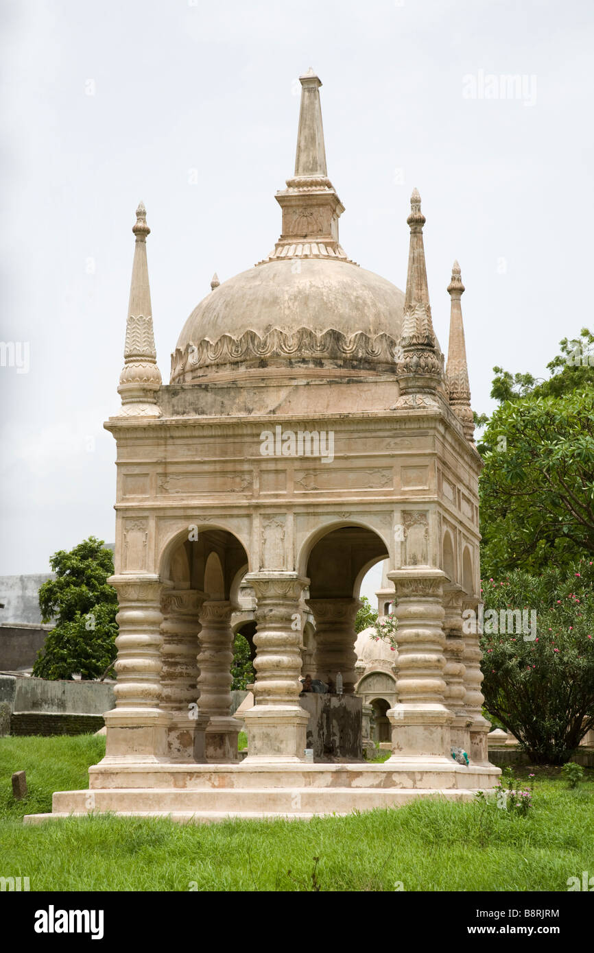 Mausoleum in der englischen Friedhof in der Nähe von Katargam Tor. Surat, Gujarat. Indien. Stockfoto