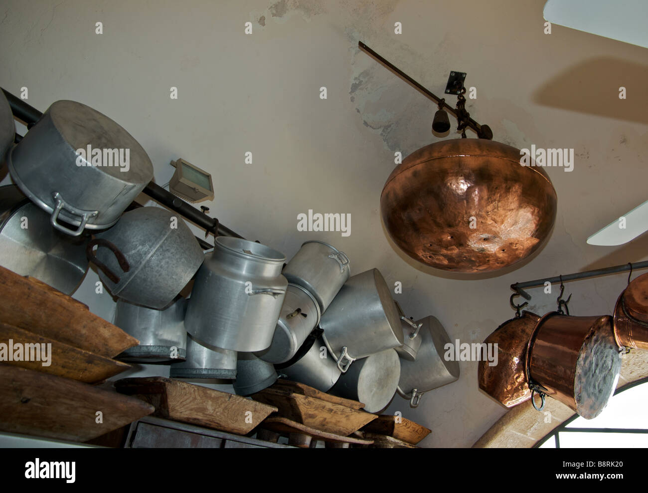 Anzeige von Aluminium Kupfer Kochtöpfe und geschnitzte hölzerne Schüsseln Ilana Goor Museum Kunst Galerie Stockfoto