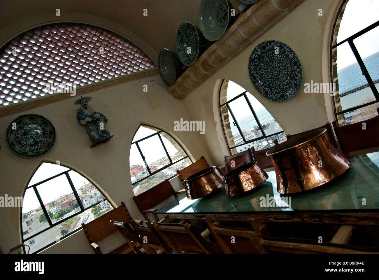 Esszimmer in Ilana Goor Museum-Kunst-Galerie mit Glas gekrönt Tabelle Kupfertöpfe chinesische Keramik Schüssel Wandbehänge Stockfoto