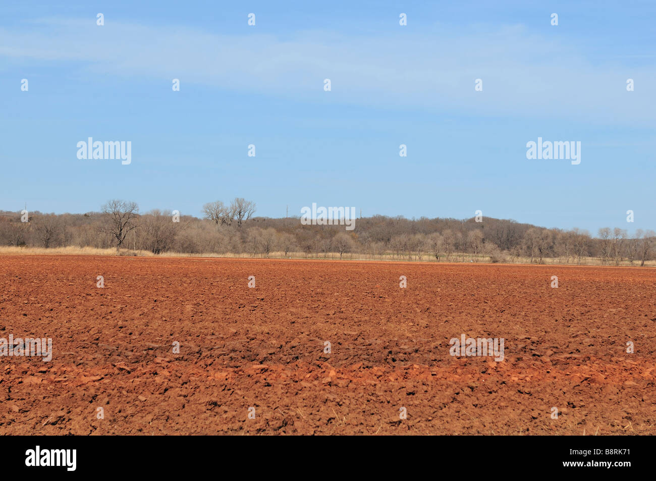 Roten Lehmböden gepflügten Feldes in Oklahoma, USA. Stockfoto