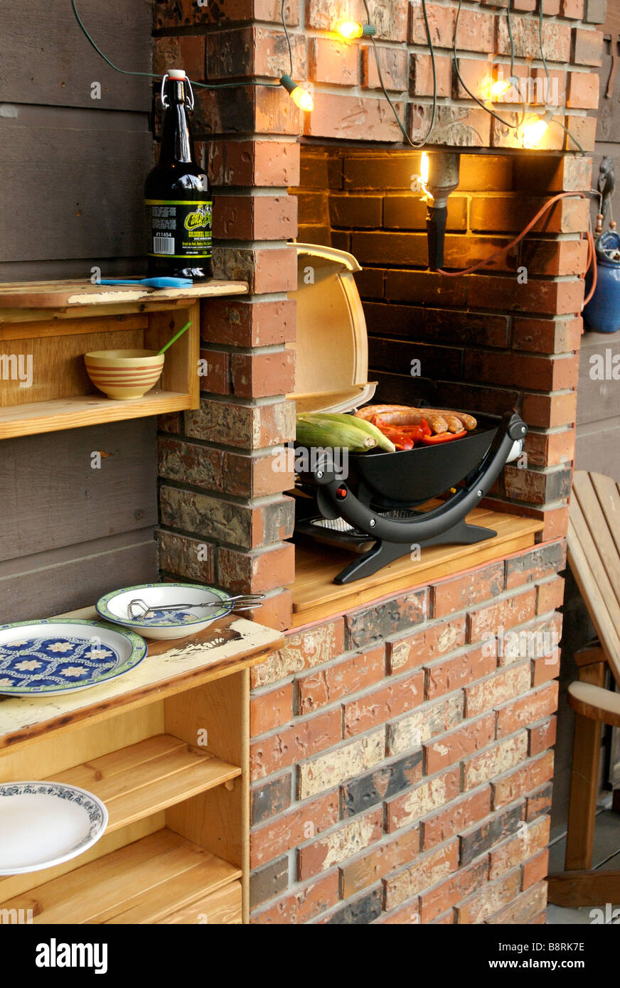 Hinterhof Grill in einem gemauerten Kamin eingebaut Stockfoto, Bild