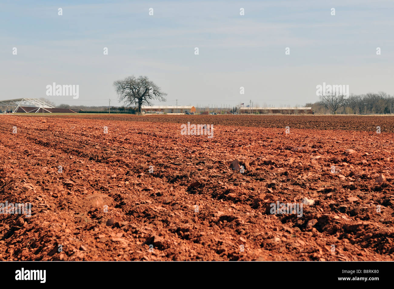 Roter Lehmboden gepflügt Feld in Oklahoma. Stockfoto