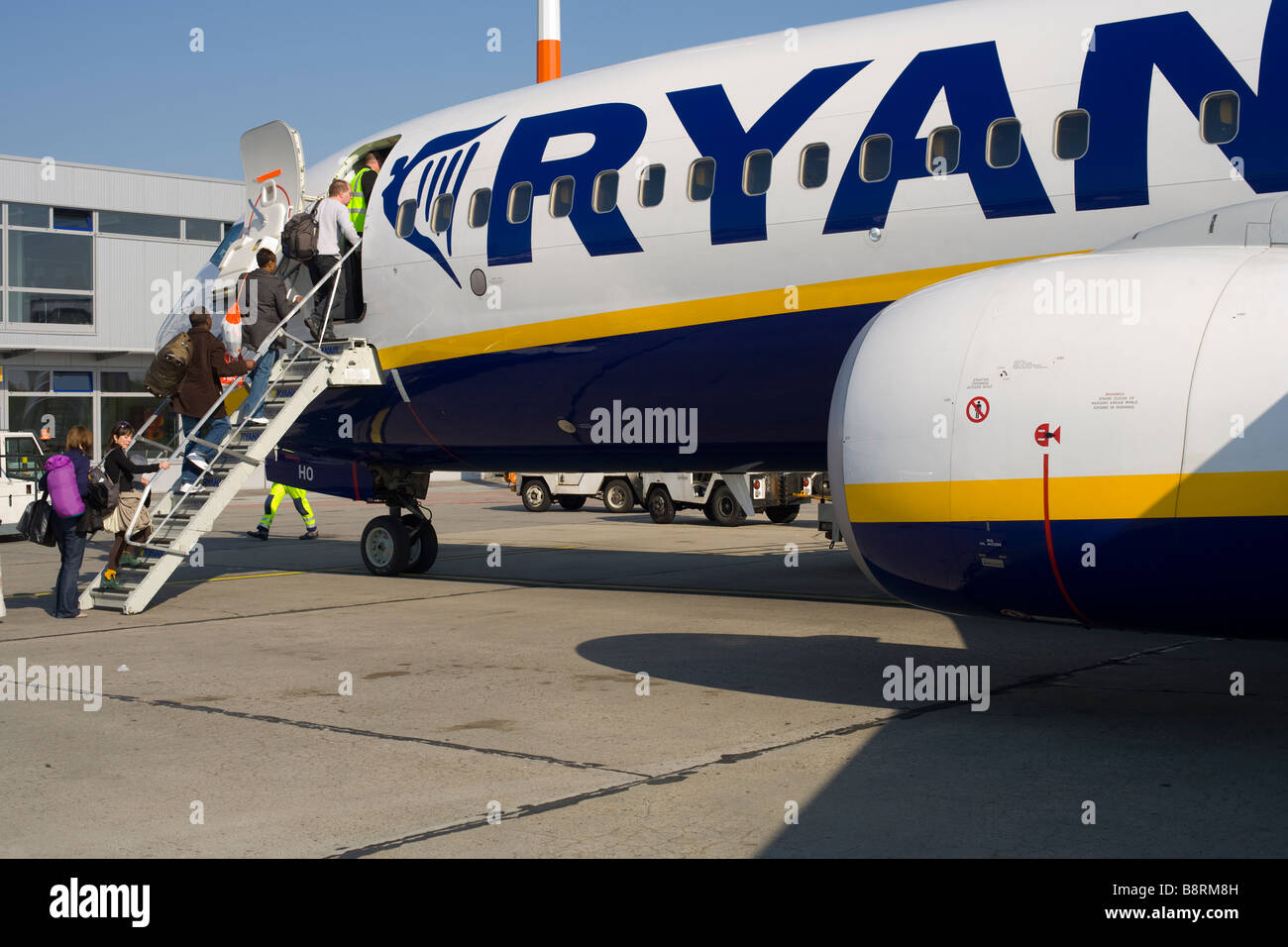 Fluggästen ein Ryan Air Flugzeug in Stansted Stockfoto