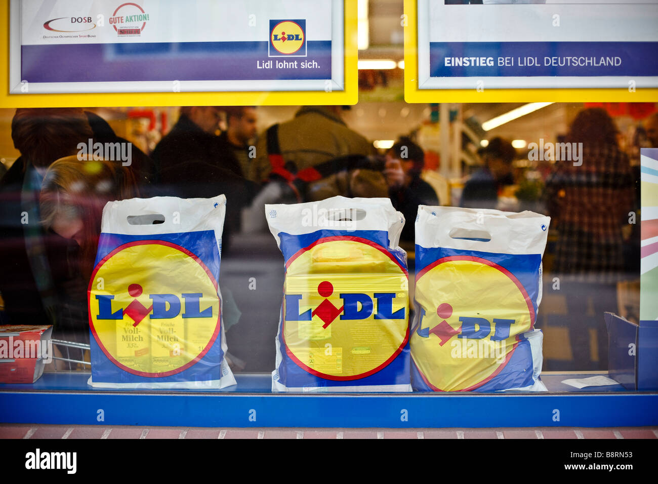 Einkaufstaschen in Lidl Schaufenster in Hamburg, Deutschland