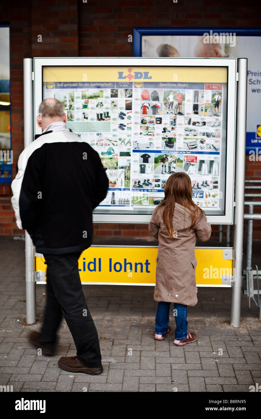 Anzeige Plakat im Schaufenster von Lidl in Hamburg, Deutschland