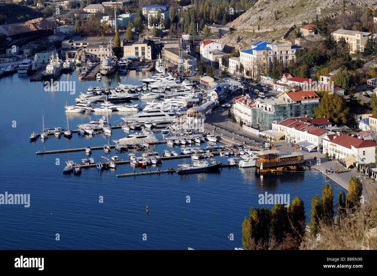 Blick auf den kleinen Naturhafen von Balaklawa auf der Halbinsel Krim, Ukraine. Stockfoto