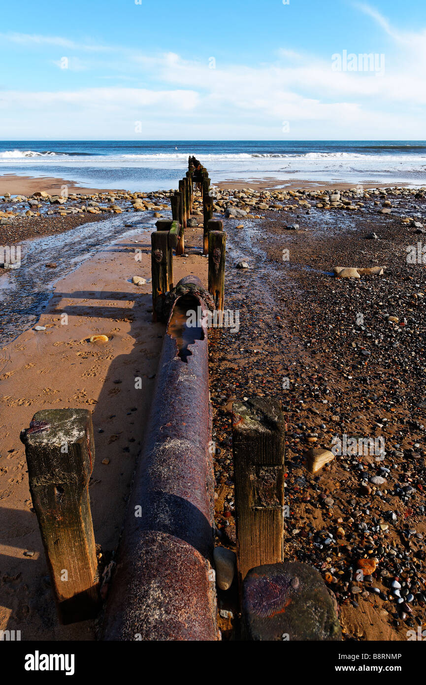 Verlassene Auslassrohr am Cambois Strand Northumberland Stockfoto
