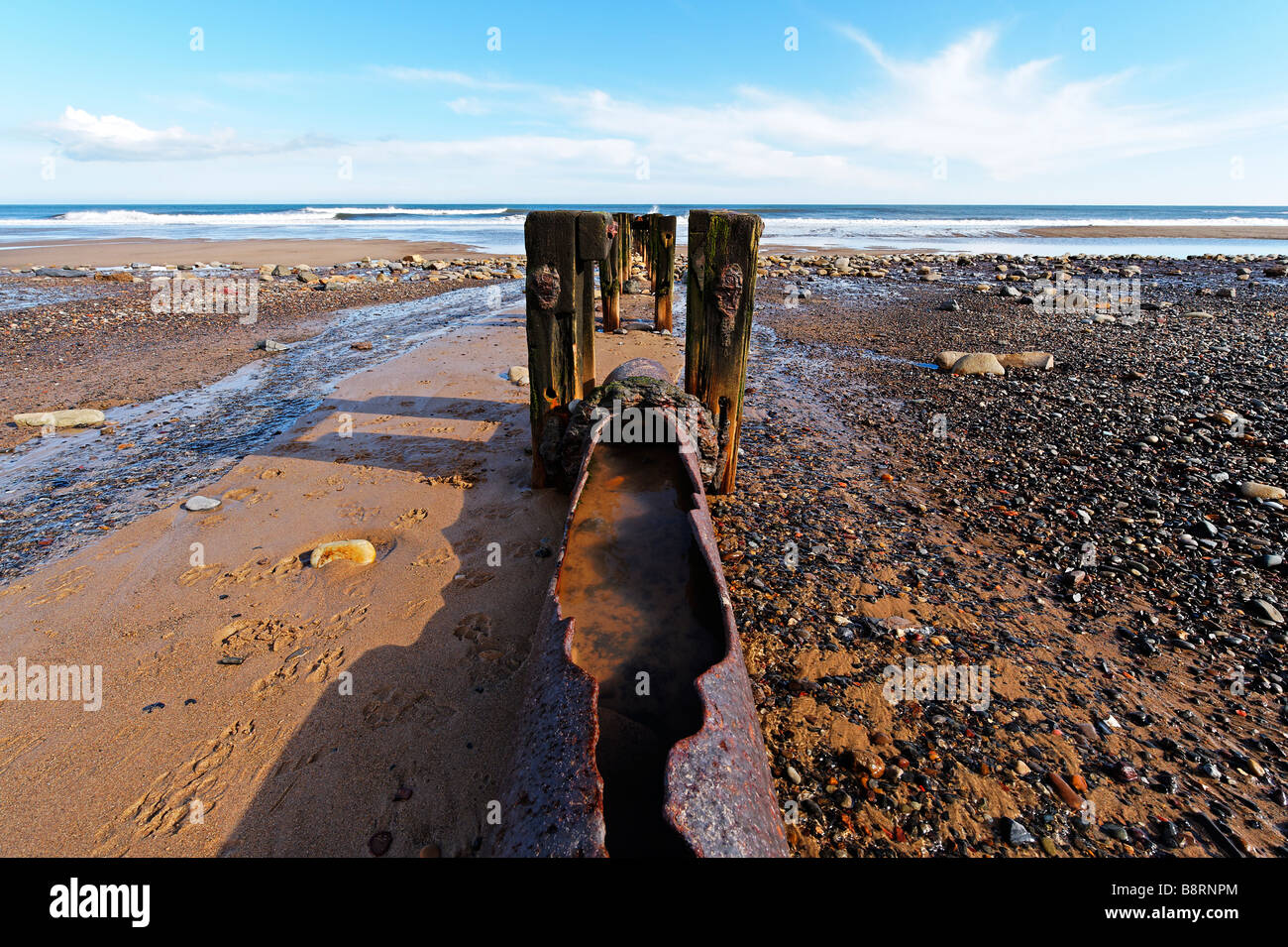 Verlassene Auslassrohr am Cambois Strand Northumberland Stockfoto