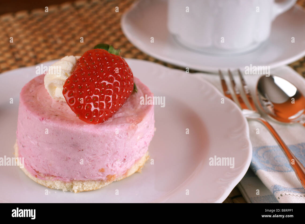 Frische Erdbeer Torte mit halben Frucht auf der Oberseite und eine Tasse heißen cappuccino Stockfoto