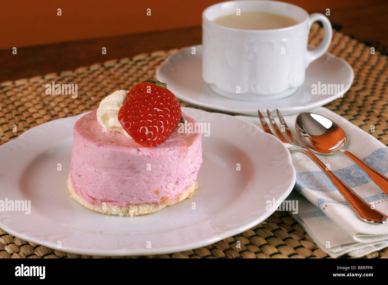 Frische Erdbeer Torte mit halben Frucht auf der Oberseite und eine Tasse heißen cappuccino Stockfoto