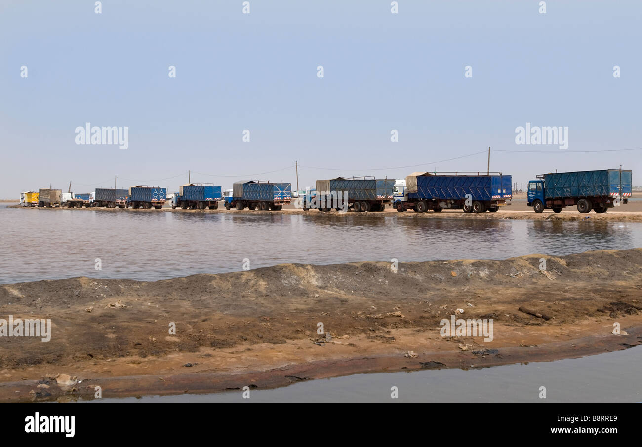 Salz Industrie LKW Schlange, um kostenlos Salz Kaolack Senegal Stockfoto