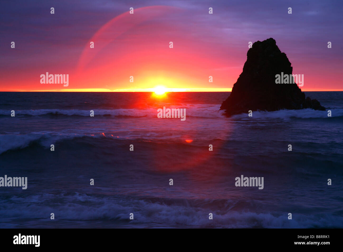 Sonnenuntergang über der schwarzen Felsen, Widemouth Bucht, Cornwall, England, UK. Stockfoto