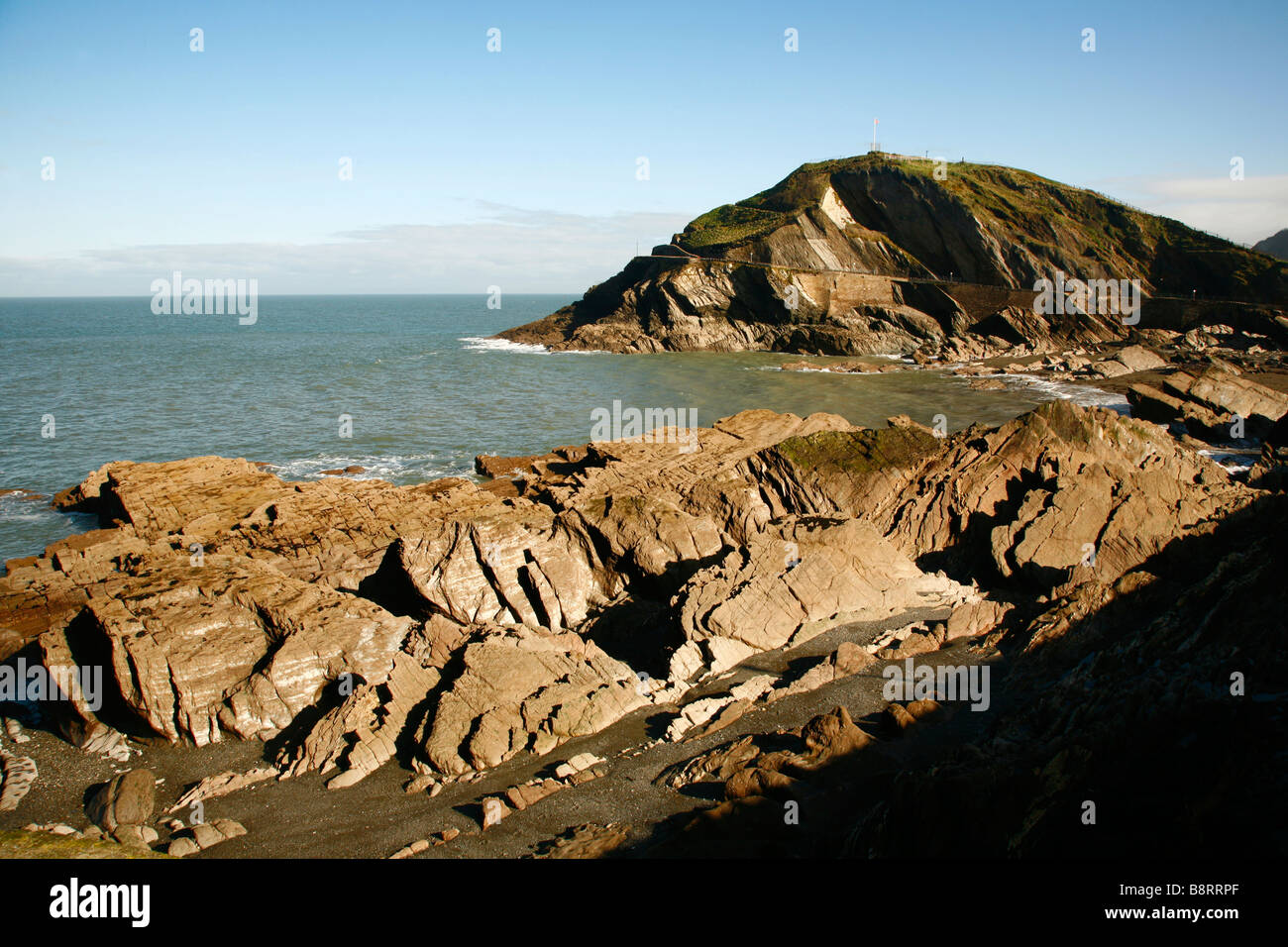 Capstone Punkt und Strand von Ilfracombe in Devon, Südwestengland, aufgenommen an einem sonnigen Tag im Februar Stockfoto