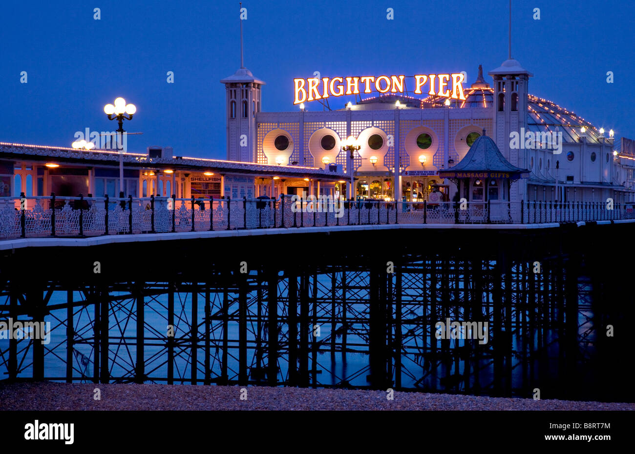 Palace Pier in der Nacht, Brighton, East Sussex, England. Stockfoto