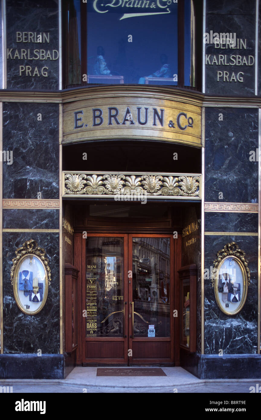 Traditionelle Art-Deco-Ladenfront & Herren Kleidung Shop Outfitters, E. Braun & Co, Wien, Österreich Stockfoto
