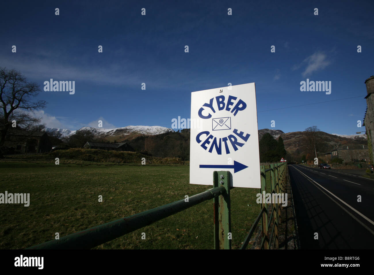 Zeichen für Cyber Café Internetcenter in ländlicher Lage Stockfoto