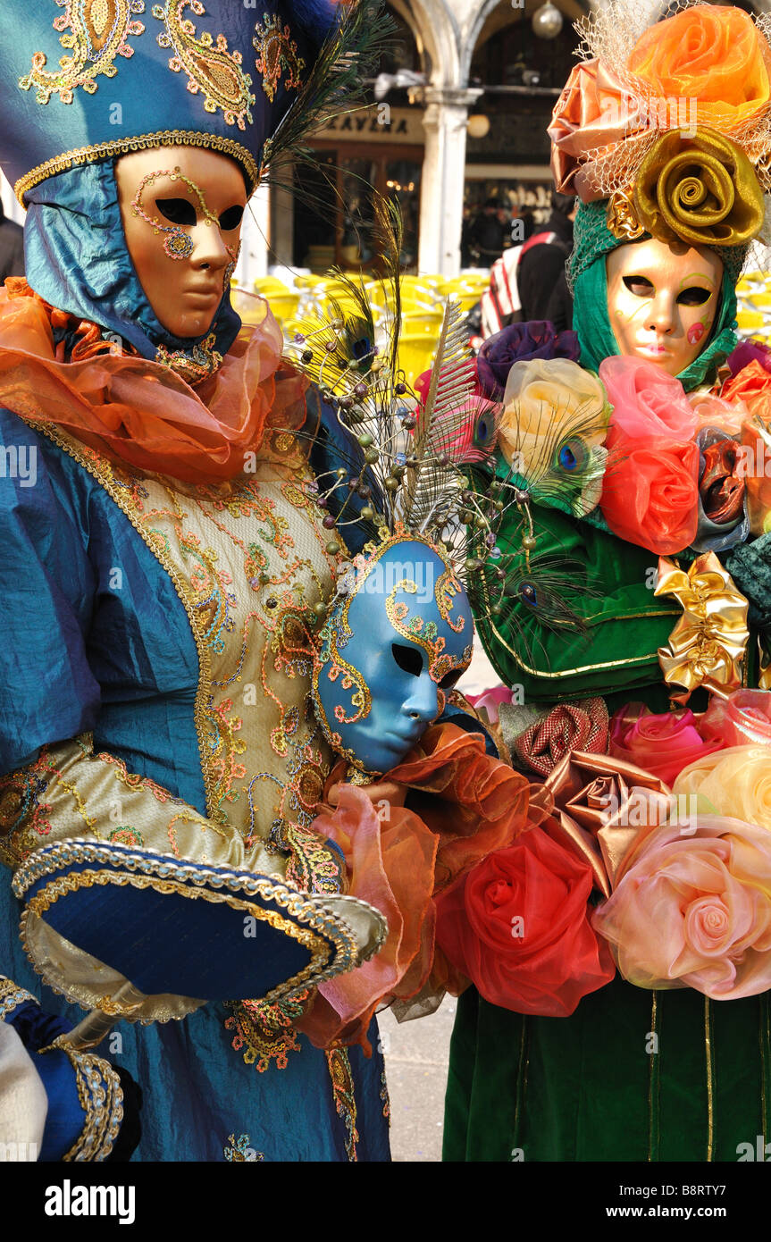 2 Figuren verkleidet für den Karneval in Venedig Stockfoto