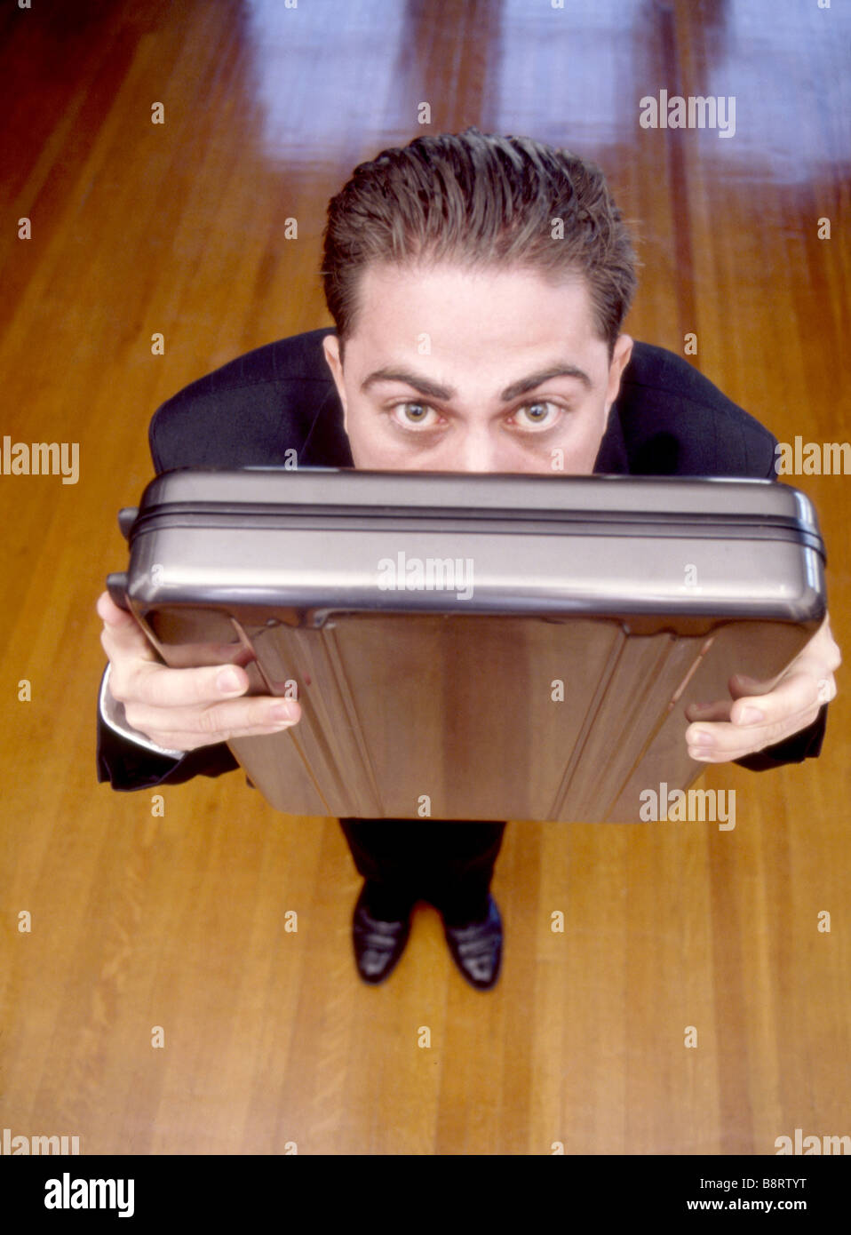 Junger Geschäftsmann mit großen Augen, der von seinem Chef entlassen werden wird Stockfoto