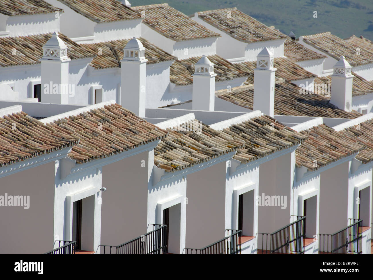 Casares Malaga weißes Dorf Pueblo Blanco Spanien modernen Verarbeitungsbetrieben Stadthaus Immobilien Immobilien Terrakotta Dach tops Balkone Stockfoto