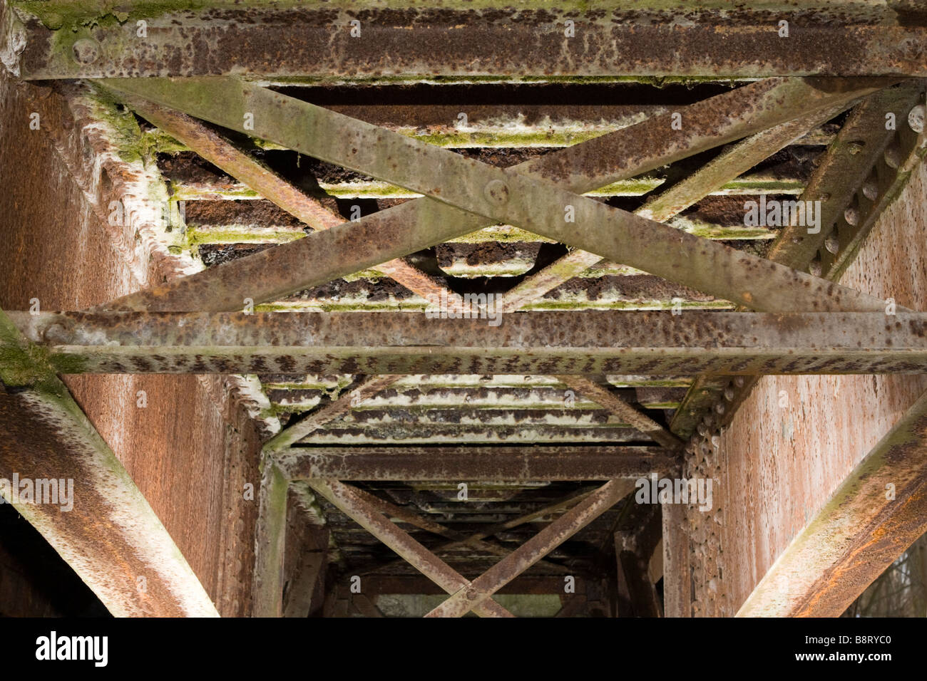 Verdecken rostige Metallstreben, die alte Brücke Belag bilden. Stockfoto