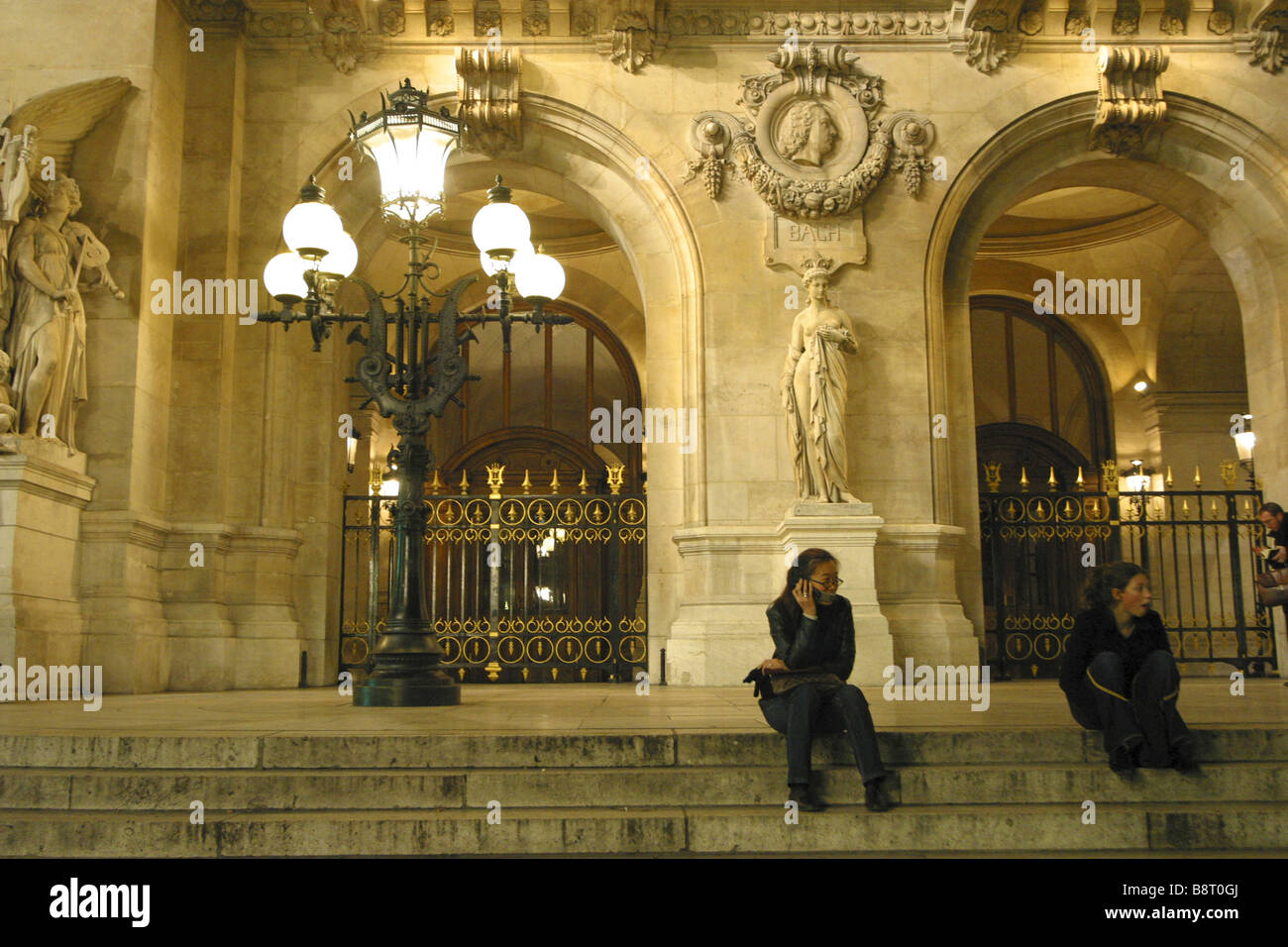 Treppe der Opéra Garnier, Frau mit zellulären, Frankreich, Paris Stockfoto