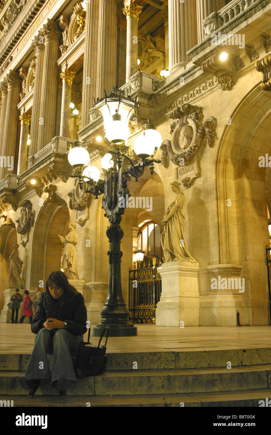 Frau wartet auf Treppe der Opéra Garnier, Frankreich, Paris Stockfoto