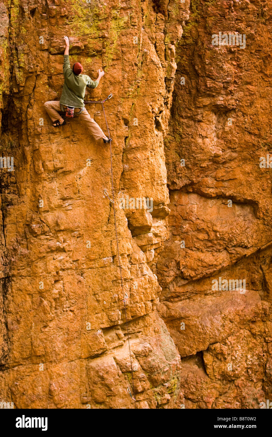 Mann-Sportklettern in "The Palace" in dem Poudre Canyon. Stockfoto