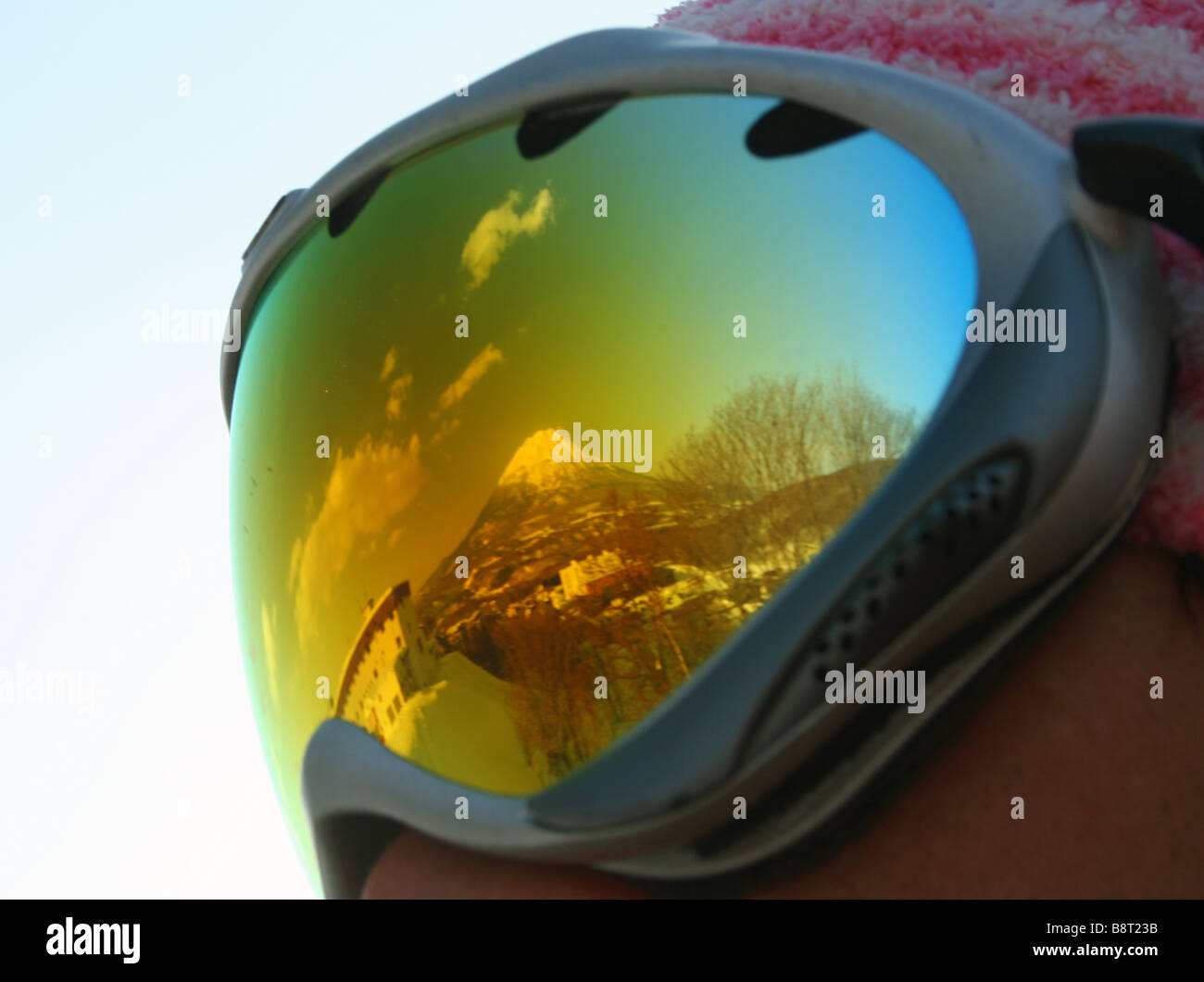 Mount Yotei spiegelt sich in Schutzbrillen Stockfoto