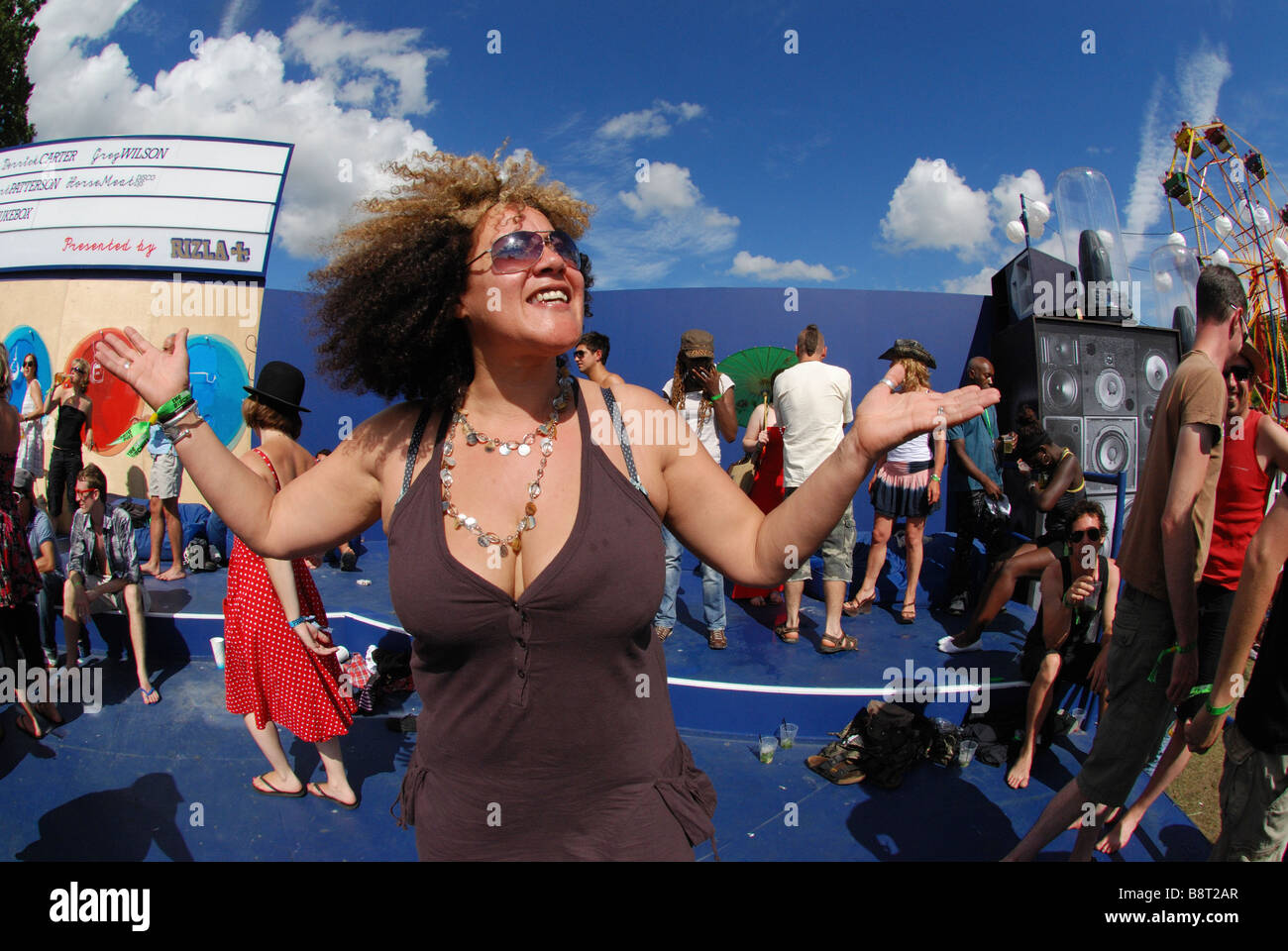 Frau tanzt im Rizla Club Big Chill Festival Stockfoto