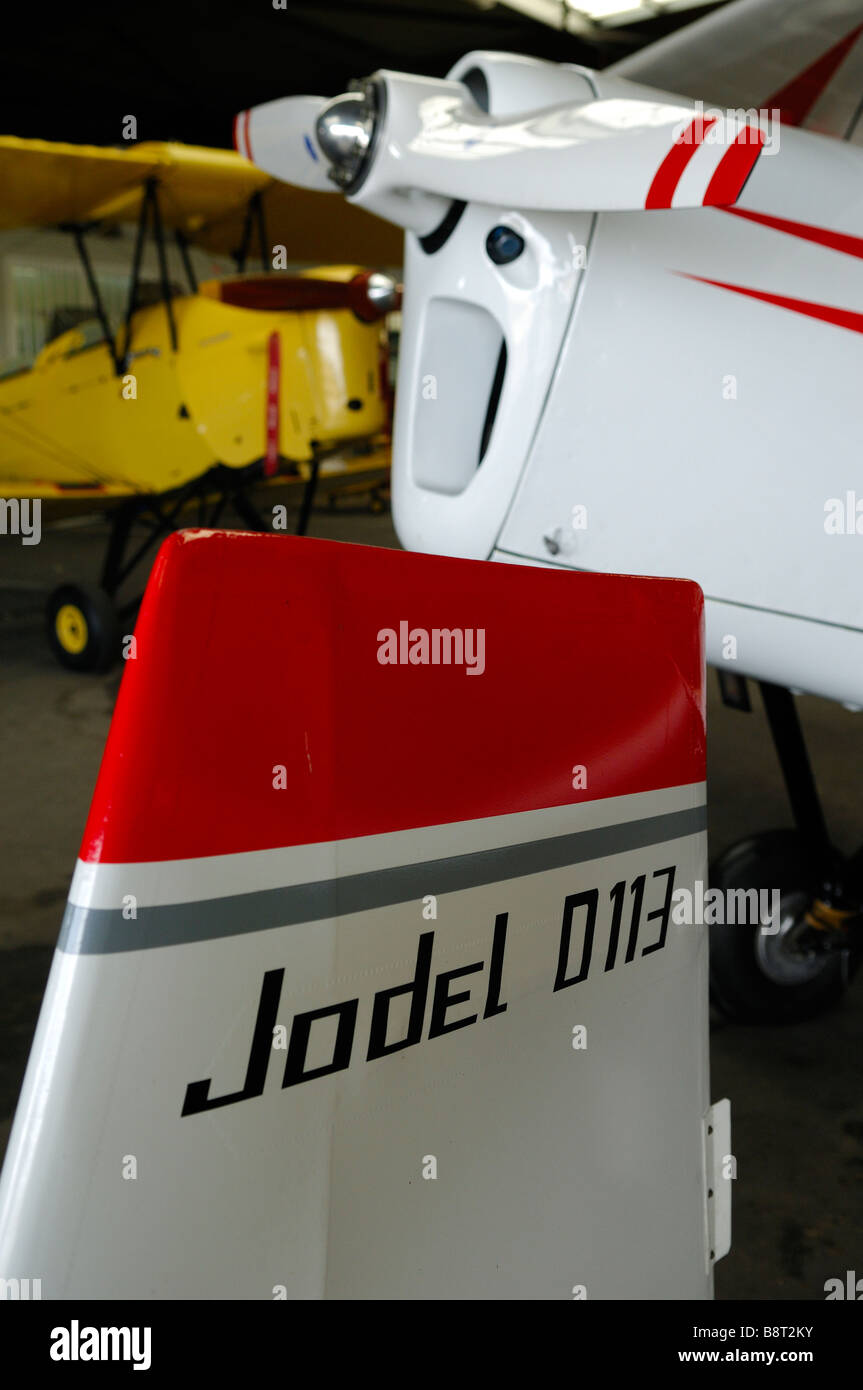 Ein Hangar mit alten Flugzeugen von 40-50: A Jodel D113, eine Tiger Moth und Stampe SV-4 - Frankreich Stockfoto