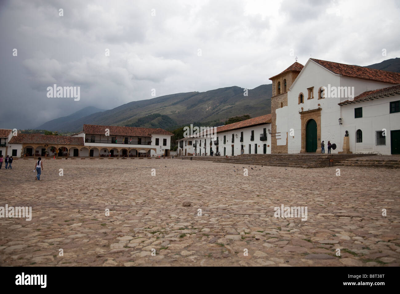 Der Hauptplatz und der Kirche des kolumbianischen Altstadt von Villa de Leyva Stockfoto